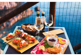 4 TIPS FOR BRINGING THE RIGHT WINE TO AN APERITIF WITH FRIENDS
