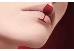 COMMENT ÉVITER LES TÂCHES DE VIN ROUGE SUR LES LÈVRES ET LES DENTS ?