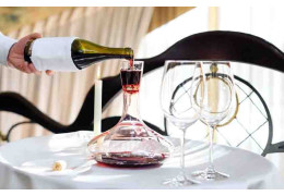 5 ASTUCES POUR CARAFER VOTRE VIN COMME UN VRAI PRO
