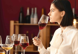 QUELLE EST LA DIFFÉRENCE ENTRE UN ŒNOLOGUE ET UN SOMMELIER ?
