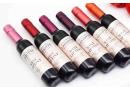 CHÂTEAU LABIOTTE : DU ROUGE À LÈVRES EN FORME DE BOUTEILLE DE VIN, ÇA VOUS TENTE ?