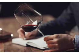 4 GAFFES À ÉVITER QUAND ON DÉGUSTE UN VIN