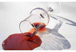 COMMENT FAIRE DISPARAÎTRE UNE TACHE DE VIN ROUGE ?