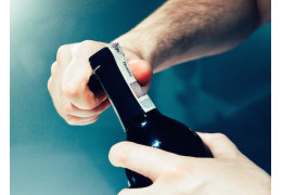 3 TIPS FOR OPENING A BOTTLE OF WINE WITHOUT A CORKSCREW